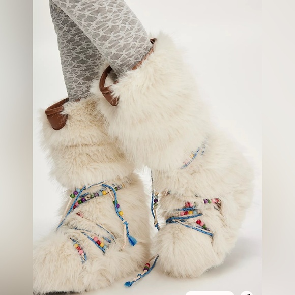 New In Box, Free People Apres Boho All Day Beaded Boots White Faux Fur - Picture 3 of 10